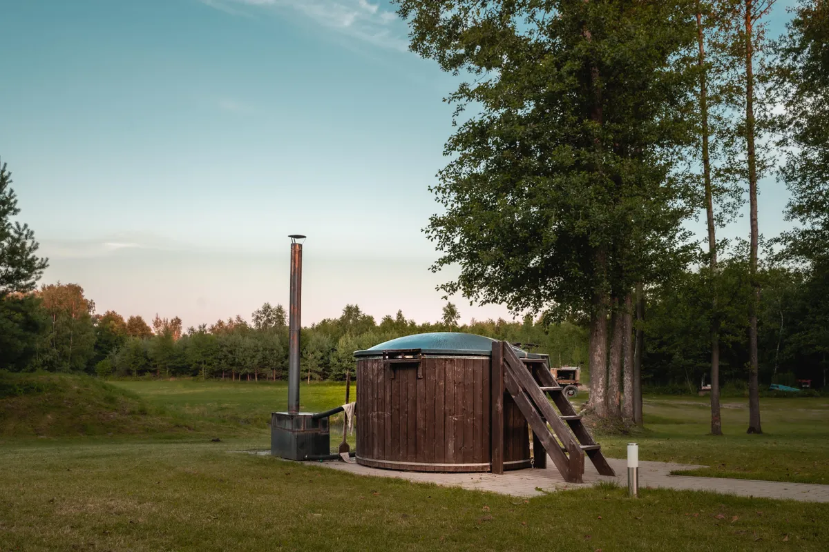 Kubilas — medinis karšto vandens bakas ežero pakrantėje, tradicinis savotiškas spa