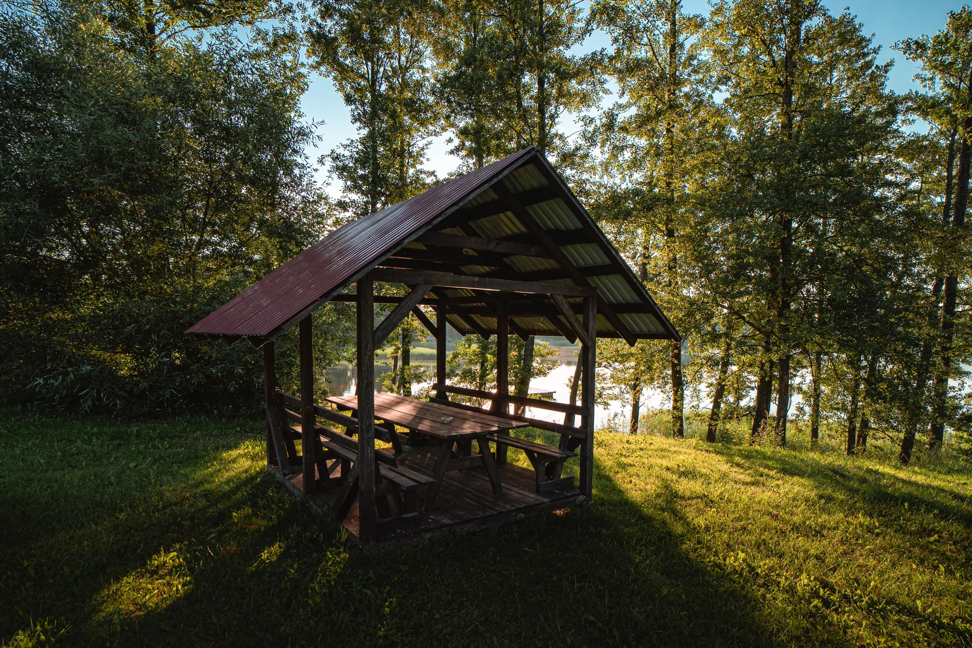 Geriamasis — dvigulė ir viengulė lovos, natūralės medžiagos, žibintuvėlis