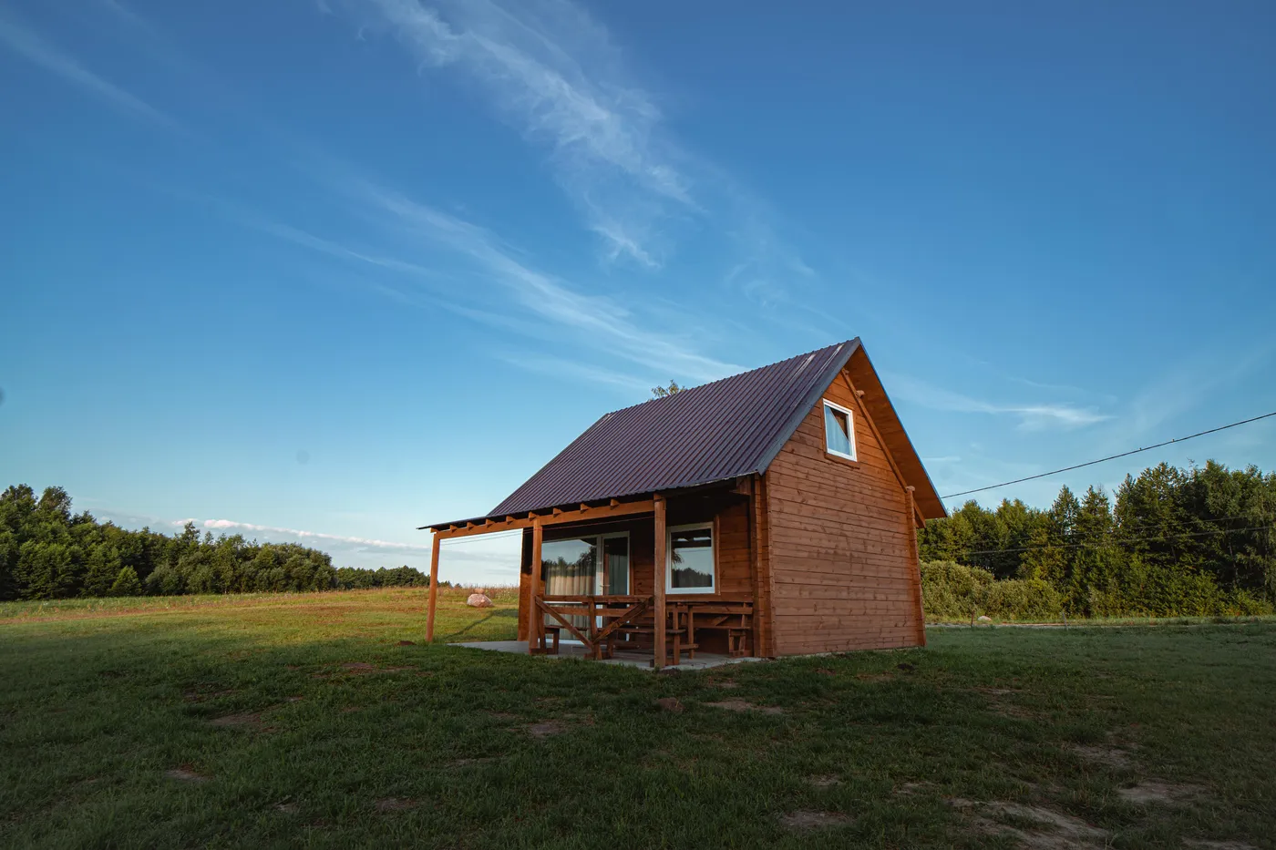 Nameliai — medinės kabinos tarp pušų, privačios terasos, ežero matatas
