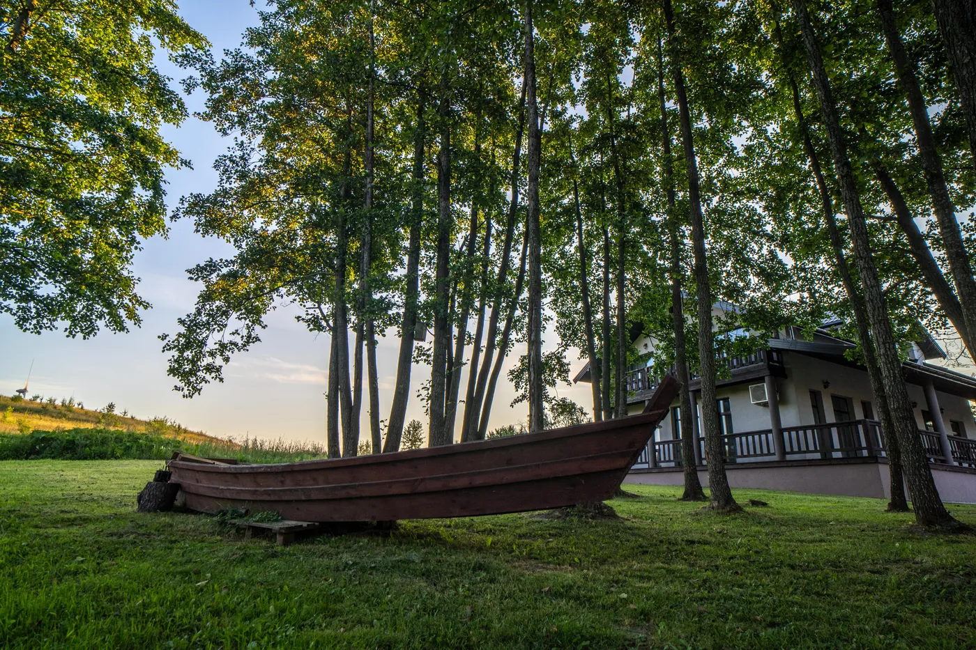 Vila progoms — didingas namas prie ežero, šventinė salė, terasa, miegamieji, profesionali virtuvė