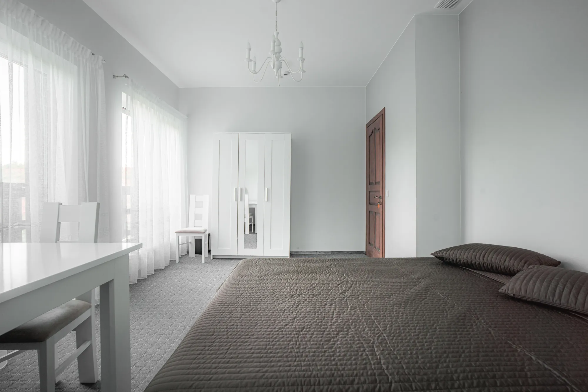 Miegamasis — patogioji lova, per langą matomas gamtos vaizdas