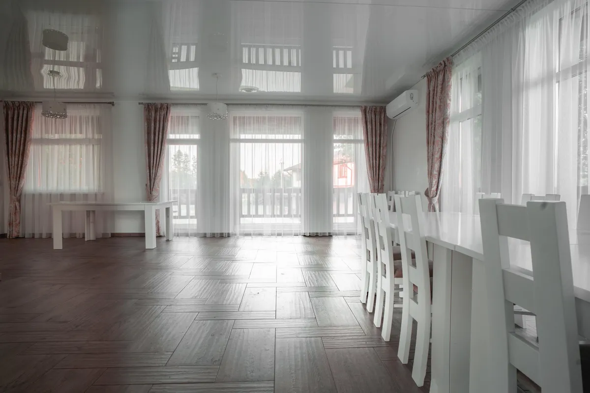 Deluxe Villa svetainė — plačios teraso durys, natūralus šviesa, elegantus interjeras