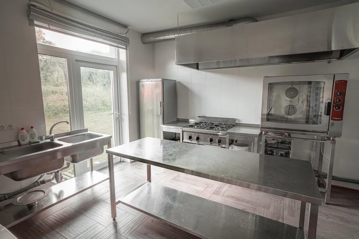 Profesionali virtuvė — moderni įranga, darbo paviršiai, šviesus erdvumas