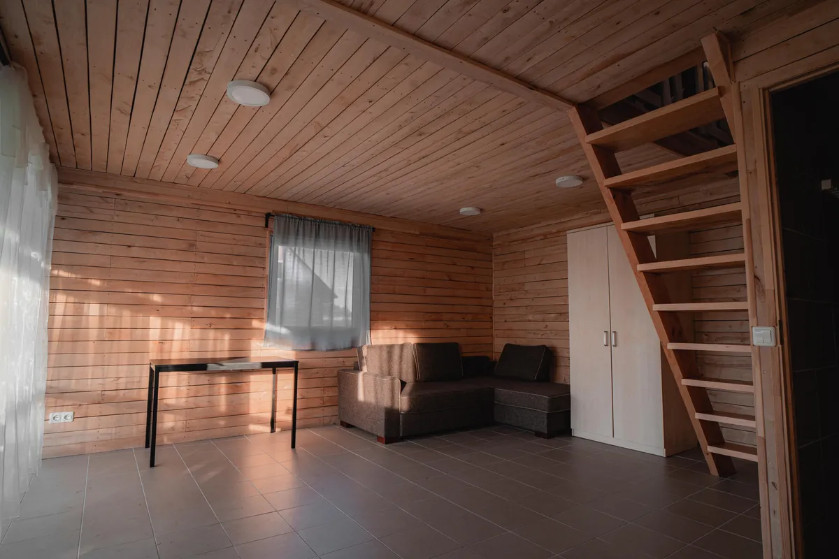 Namelio vonios interjeras — šiuolaikinis dušas, lengva spalva tildes, šviesus interjeras