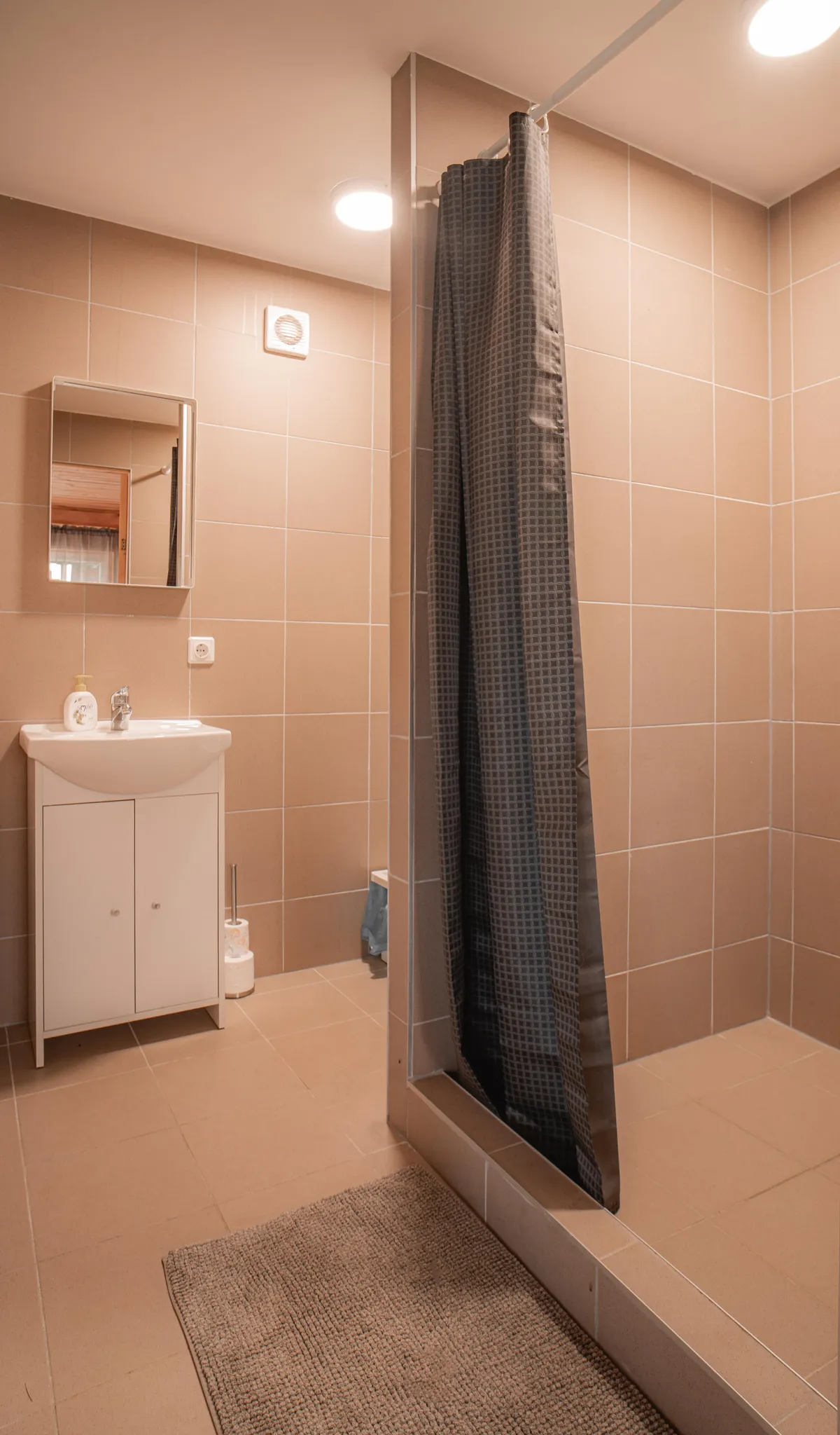 Namelio interjeras — atvira gyvenamoji ir miegamoji vieta, medinės sienos, langas į mišką