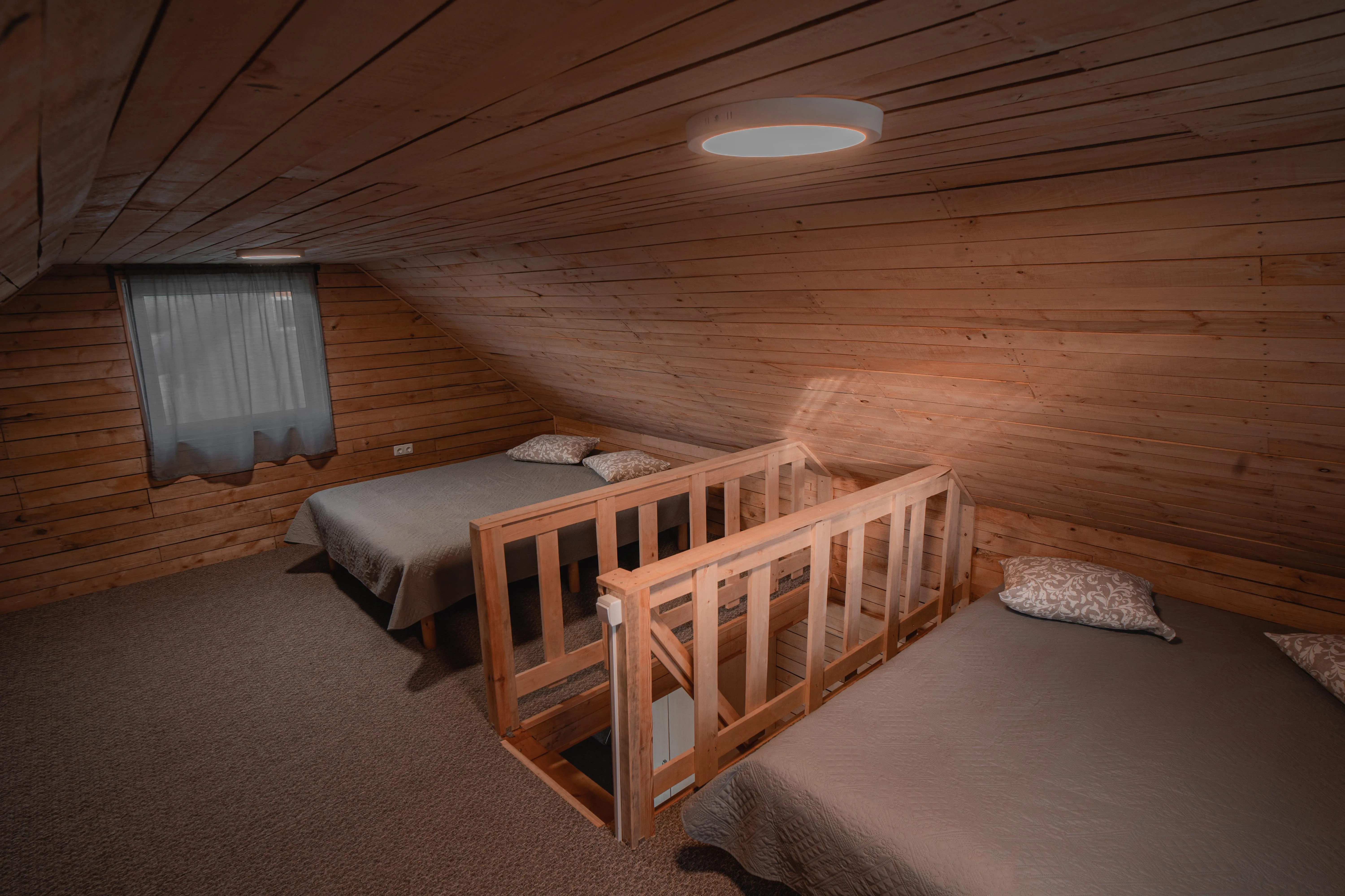 Namelio miegamoji zona — minkšti daigai, natūralus šviesa, komfortabli lova