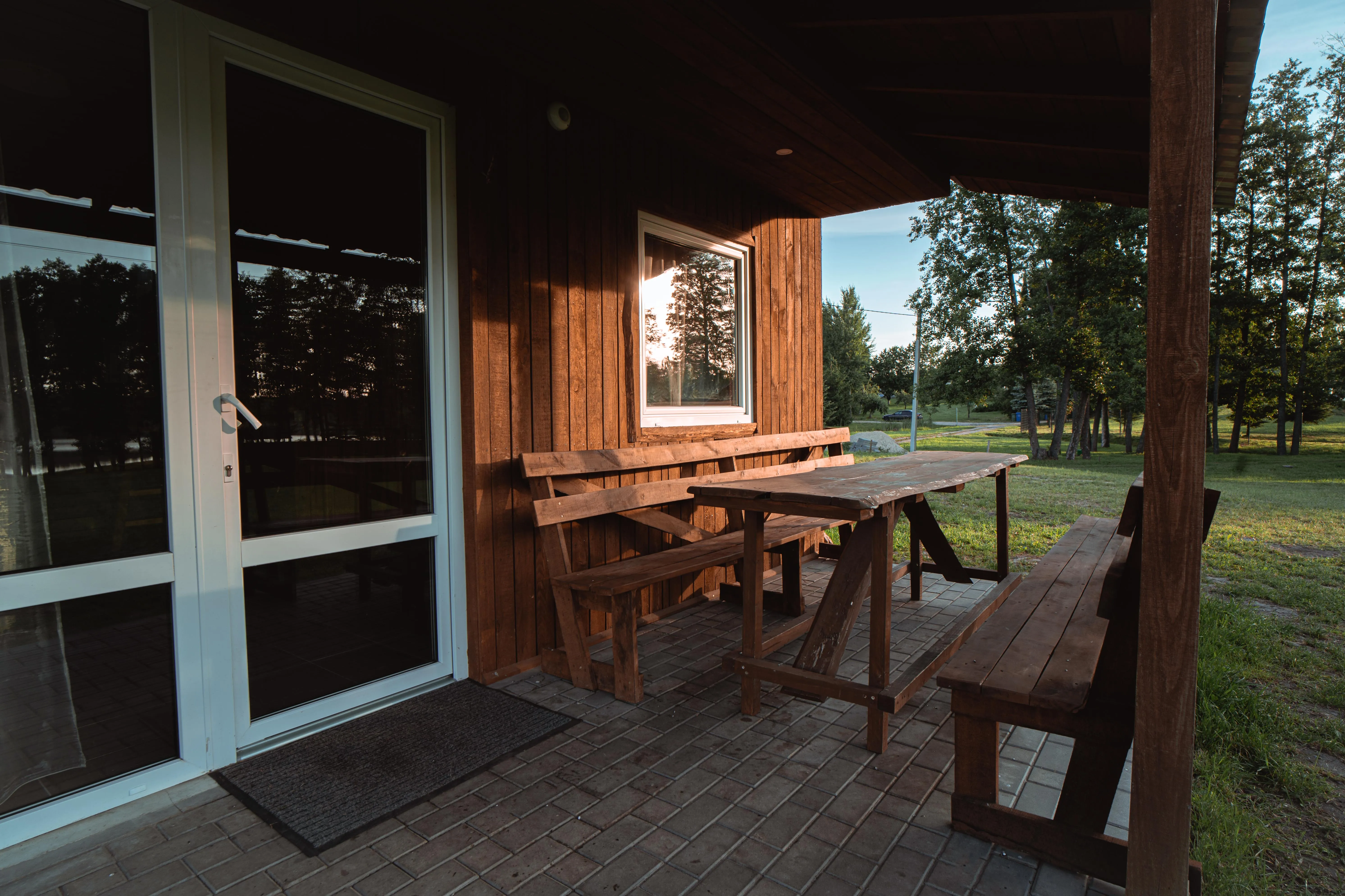 Namelio patalpa — šiuolaikine vonios priemonės, gretas higiena, erdvi dušo vieta