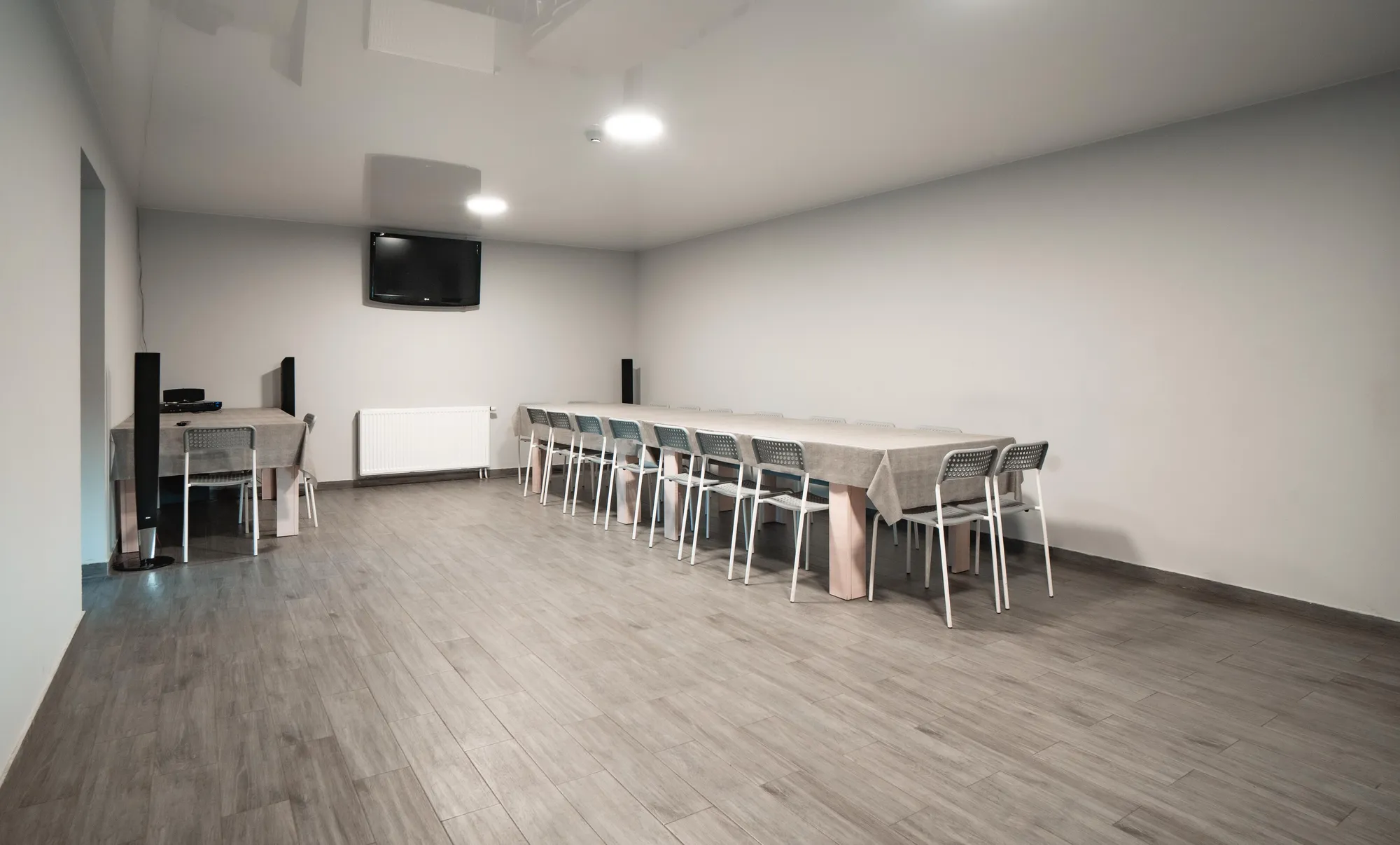 Vilos svetainė — medinės sienos, švelnus apšvietimas, ežero matatas iš langų